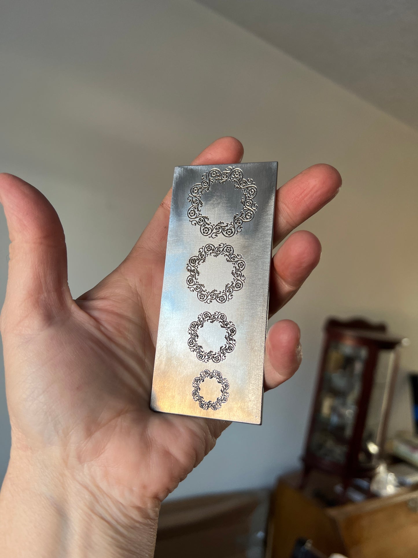 Ring of flowers plate